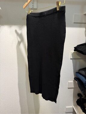 NWT Ribbed Knit pencil skirt - black